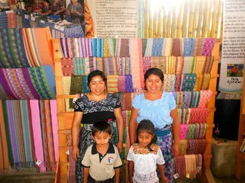 Две женщины из кооператива IXOQ AKJEEM