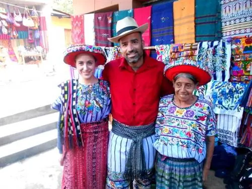 Инес примеряет типичный для Сантьяго наряд.