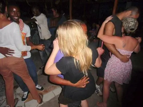 Танцы в афро-баре