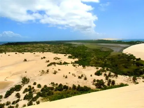 Во внутренней части острова есть пресная вода и растительность.