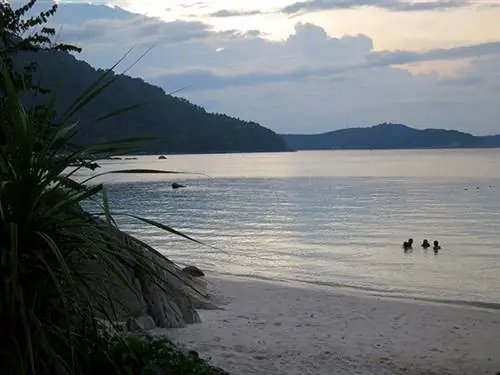 главный пляж-перентиан