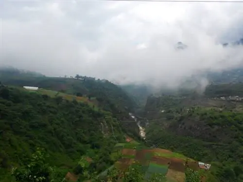 Вид на долину, поднимающуюся к георгианским фонтанам. Наблюдать за термальной активностью можно с помощью фумарол.