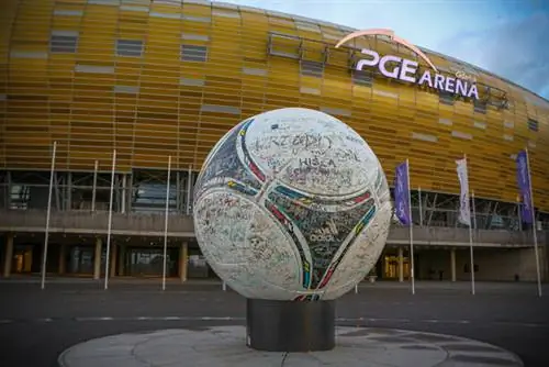 Колоссальный мяч возле стадиона PGE Arena Gdansk