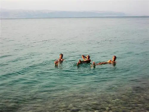 Плавание по Мертвому морю в Иордании