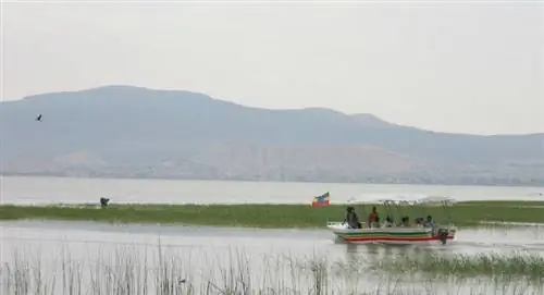 Прогулки на лодке по озеру