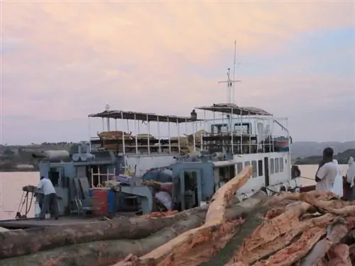 Лодка у причала Конзула. Фото (C) Дэвид Эскрибано