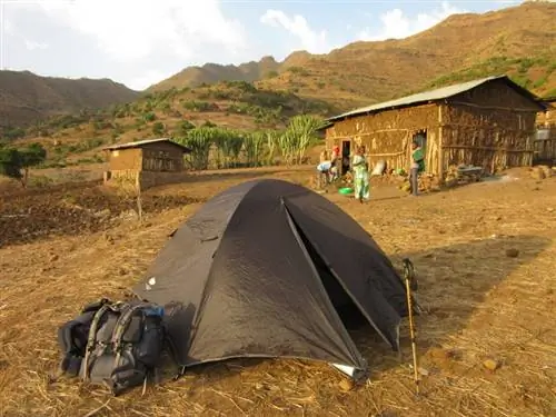 Во время треккинга спим в палатке.