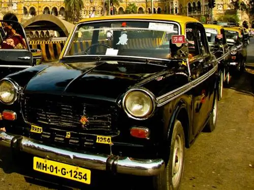 Ряд такси в Мумбаи