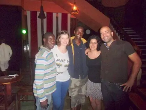 С моим другом из Зимбабве Рональдом и его другом Джеффом и Лейлой и ее немецкой подругой на вечеринке
