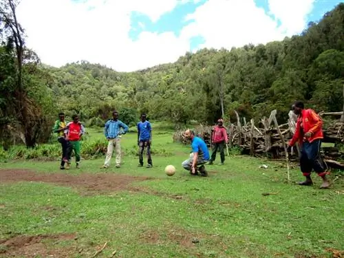 Игра в футбол в затерянной деревне в горах Додола.