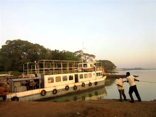 Паром через озеро Тана на пирсе Бахр-Дар.