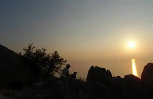 В одиночестве наслаждаюсь музыкой и закатом