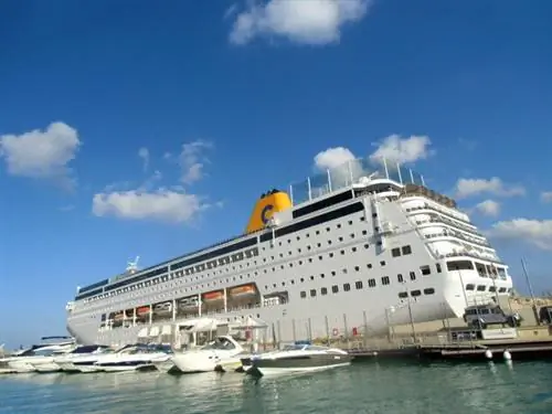 Корабль неоРивьера пришвартовался в Валлетте.