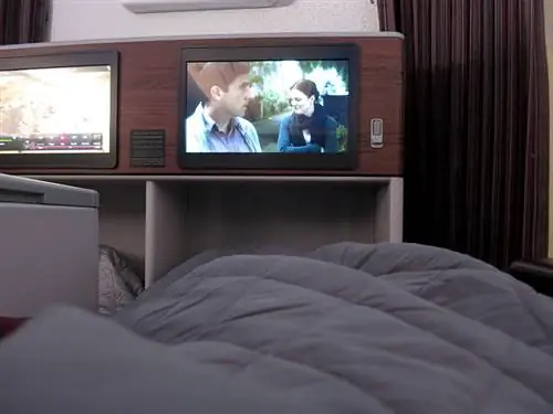 Смотрю фильмы, полностью откинувшись, как будто я нахожусь в своей постели.