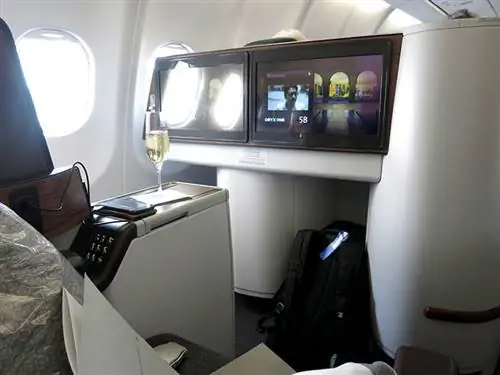 Бокал шампанского в качестве аперитива в начале путешествия.