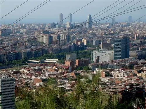 Вид на центр Барселоны со смотровой площадки Торре Баро.
