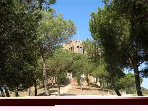 Башня Баро, возвышающаяся над холмом