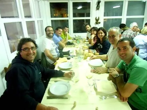 Группа ужинает в ресторане Begoña в Гёрлизе.