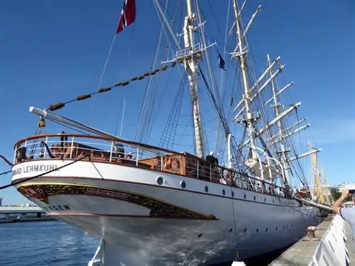 Участвует парусная яхта Tall Ship Race Coruña