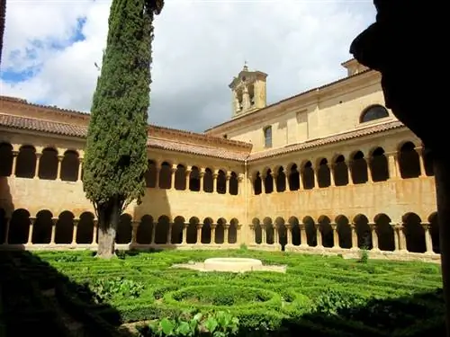 Молитесь и работайте в монастыре Санто-Доминго-де-Силос в Бургосе