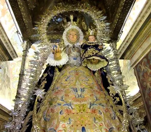 Покровительница Утреры у своего алтаря