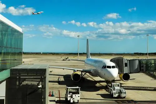 Самолеты взлетают из аэропорта