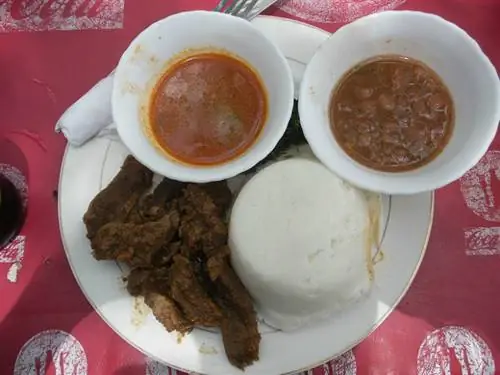 Типичное угандийское блюдо: соус с фасолью, пошо (тесто из кукурузной муки) и мясом.