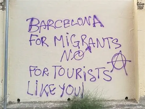 Граффити против туризма в Барселоне