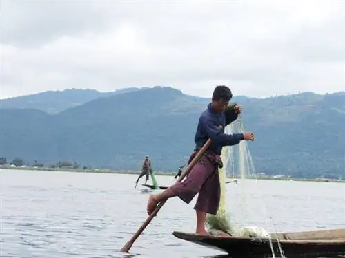 Рыбак на озере Инле