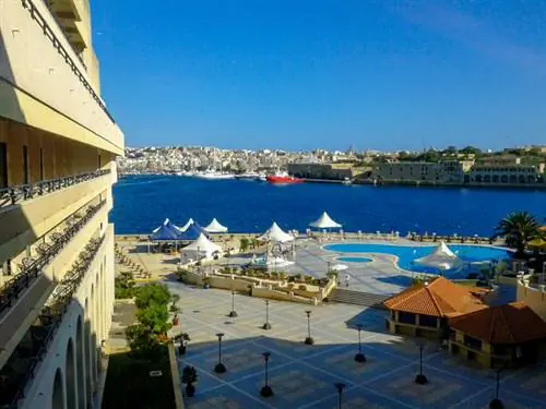 Вид на бассейн Grand Hotel Excelsior Валлетта Мальта