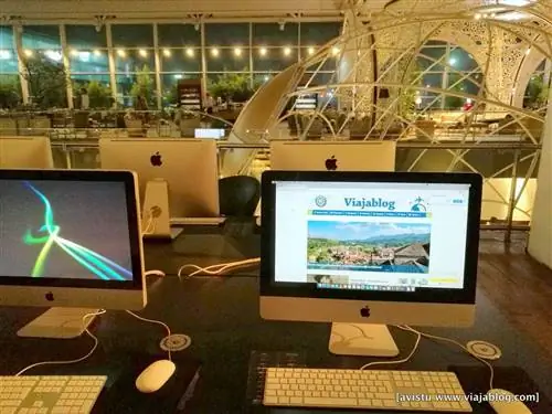 iMac для использования пассажирами в зале ожидания Turkish Airlines в Стамбуле
