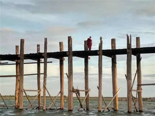 Посещение моста У Бейн в Мьянме, самого большого тикового моста в мире