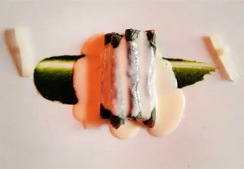 Каннеллони из капусты, свежая кровяная колбаса, капустный экстракт и пахта.