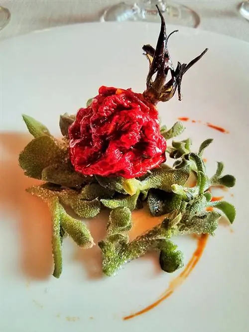 Поднятые помидоры, трава росы и можжевеловое масло.