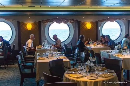 Питание в одном из ресторанов MSC Opera.
