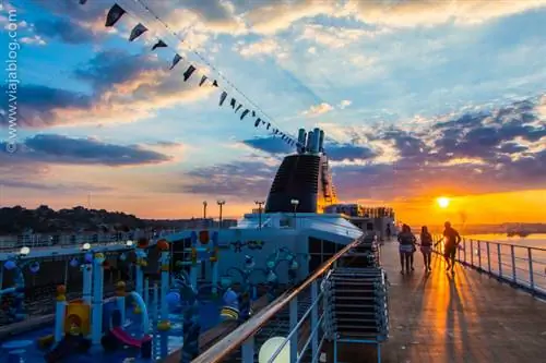 Восход солнца на MSC Opera пришвартован в Гаване, Куба.