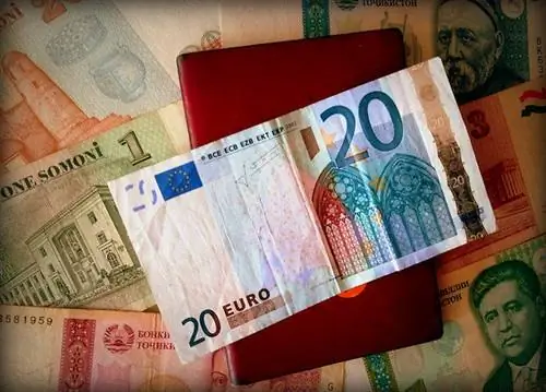 Банкноты Таджикистана и купюра в двадцать евро