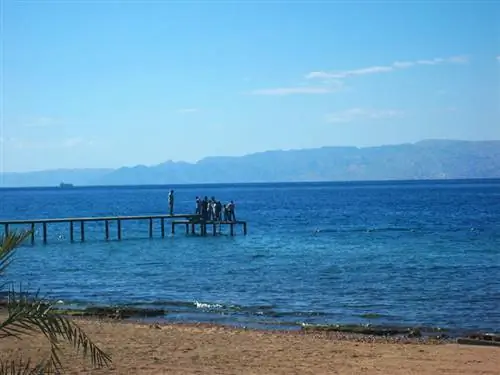 Красное море в Акабе с видом на египетское побережье. Красное море в Акабе с видом на египетское побережье.