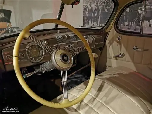 Интерьер Packard Super 8 Sedan Apartosuites Sabatini