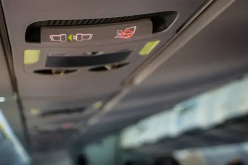 Действительно ли опасно пользоваться мобильным телефоном в самолете?