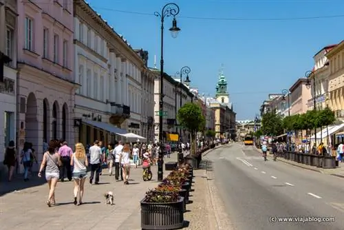 Фотографии варшавского ресторана Dawne Smaki нет, но это улица (днем), где он расположен: Новый Свят.