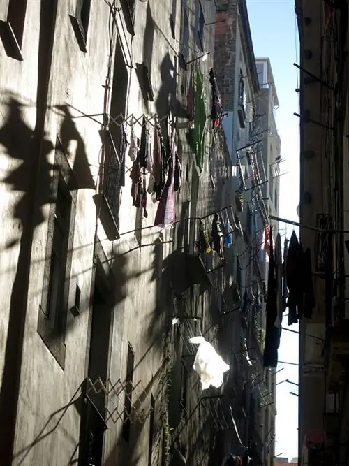 Развешивание одежды на балконах - классика исторического центра Барселоны.