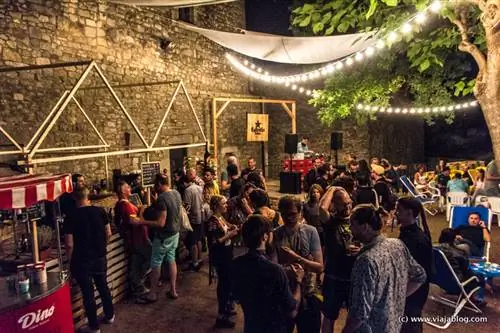 Деревня и сцена Tempo Sota les Estrelles Концерт Коста Брава Жерона