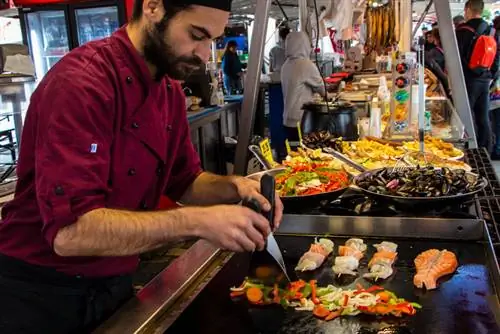 Готовим на Fisketorget, рыбном рынке в Бергене, Норвегия.