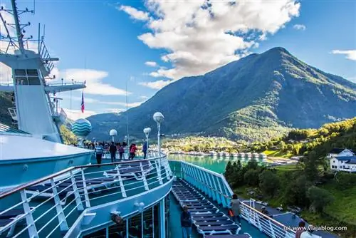 Скьёлден с корабля «Монарх», круизы Pullmantur, Северные фьорды, Норвегия