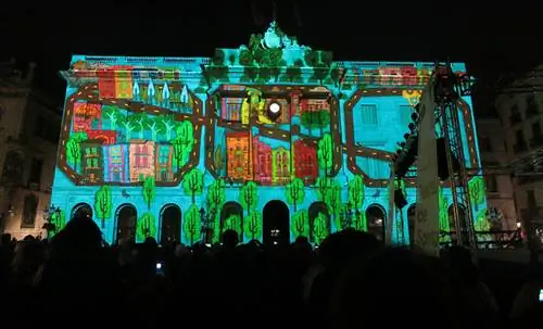 Площадь Сан-Жауме, освещенная во время празднования Санта-Эулалия.