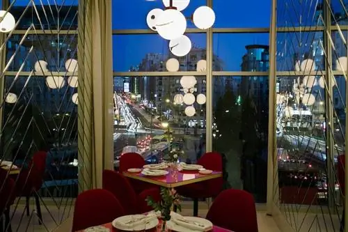 Вид на Гран Виа, ресторан SOMOS Hotel Barceló Torre Madrid
