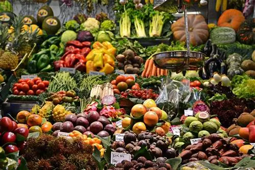 Свежие продукты на рынке Ла Бокерия в Барселоне