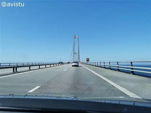 Пересечение моста Сторебелт в Дании.