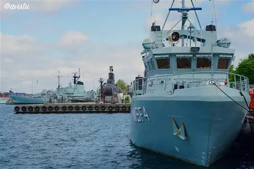 Корабль ВМС Дании и корабли-музеи на заднем плане в Копенгагене